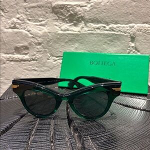 Bottega Veneta Green Sunglasses with Case